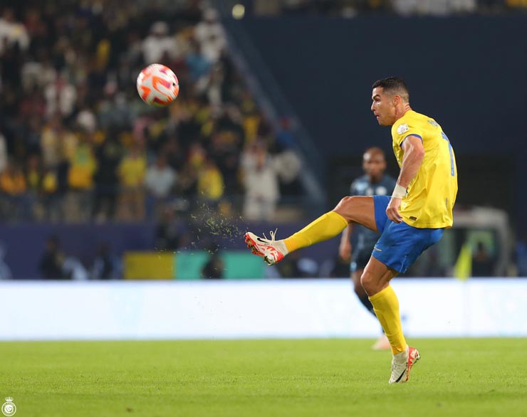 Ronaldo ghi 2 tuyệt phẩm trong 4 phút, đua vô địch Saudi Arabia nghẹt thở - 1