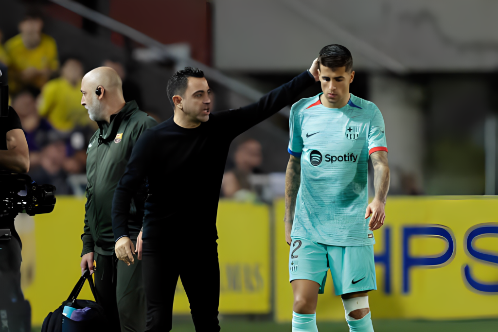 Barca chịu tổn thất với chấn thương của Joao Cancelo.
