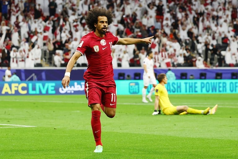 Akram Afif tỏa sáng giúp Qatar vươn lên dẫn trước.