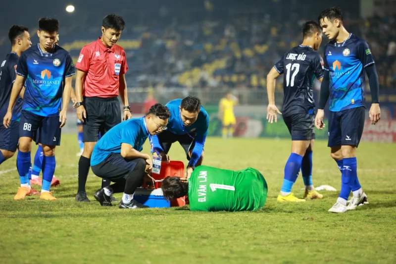 Đặng Văn Lâm gặp chấn thương trong trận đấu giữa SLNA và Bình Định.