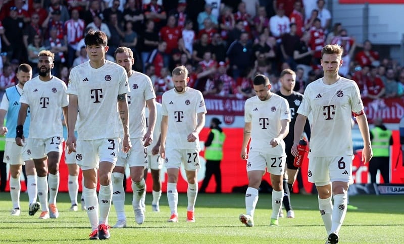 Bayern Munich chạm đáy phong độ.
